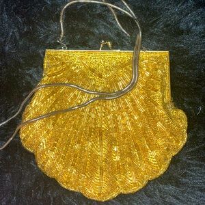 VINTAGE! Gold, Clamshell Shaped, Beaded Handbag.